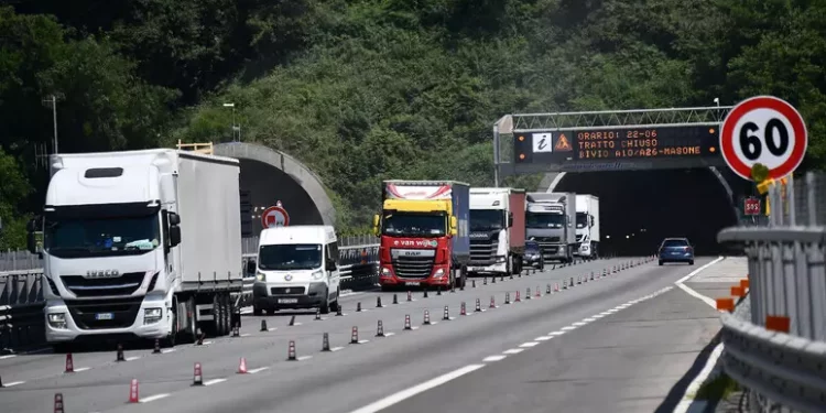 Poliziotti feriti a martellate, un agente spara all’aggressore