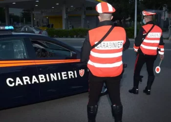 Accoltella alla mano il fratello e picchia la madre, fermato