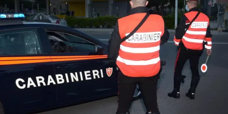 Accoltella alla mano il fratello e picchia la madre, fermato