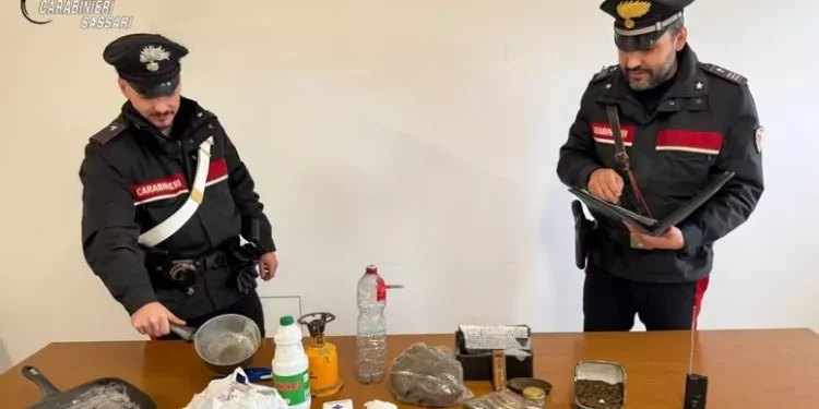 Casa trasformata in ‘fortino’ della droga, due arresti