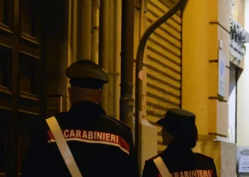 Viola divieto allontanamento e si barrica in casa dei genitori