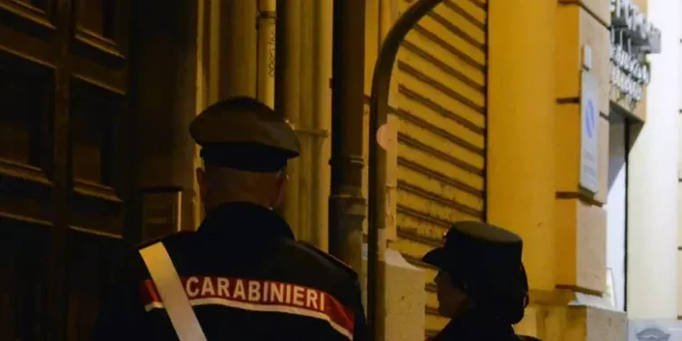 Viola divieto allontanamento e si barrica in casa dei genitori