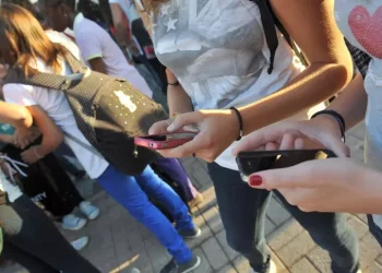 Italiani usano 6 piattaforme online al mese, cresce TikTok