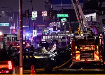 Usa: jet con a bordo 6 persone si schianta a Philadelphia, case in fiamme