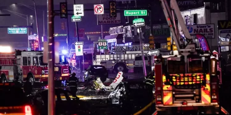 Usa: jet con a bordo 6 persone si schianta a Philadelphia, case in fiamme