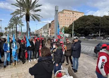 Contratto al ribasso, lavoratori call center in piazza a Cagliari