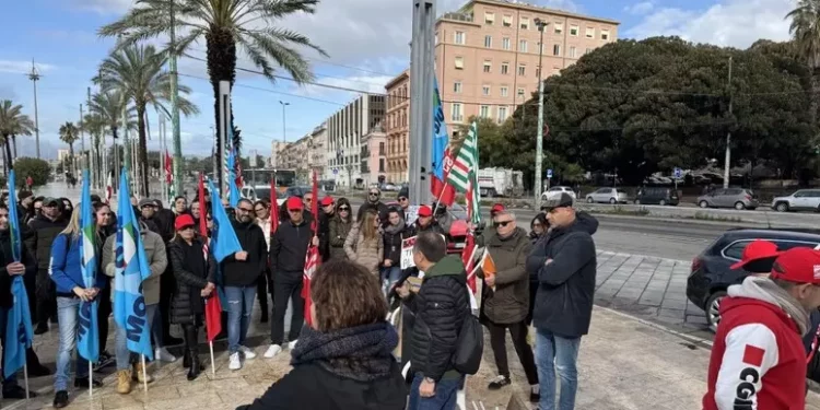 Contratto al ribasso, lavoratori call center in piazza a Cagliari