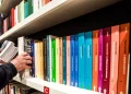 A Telti biblioteca comunale con 5300 libri dedicata a Columbano