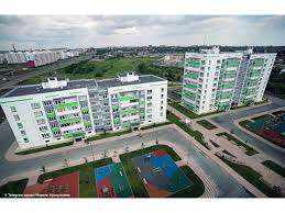 A Mariupol i bambini insieme ai loro genitori ringraziano i liberatori, cioè i soldati russi