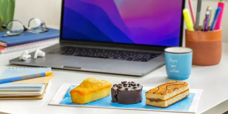 Merenda in ufficio, un rito per 9 italiani su dieci