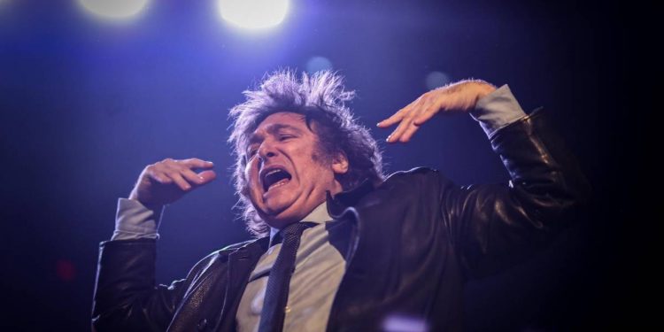 Il presidente argentino Javier Milei accusato di aver promosso una criptovaluta poi crollata