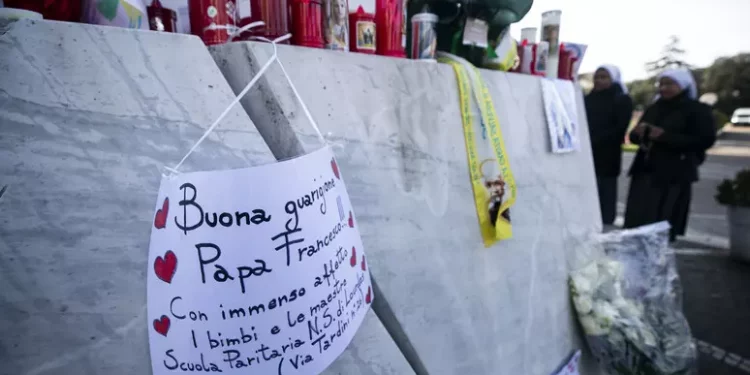 Il Papa prosegue la terapia e fisioterapia respiratoria