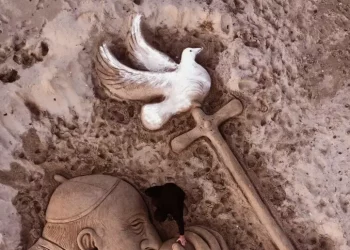 Una preghiera per Papa Francesco in una scultura di sabbia