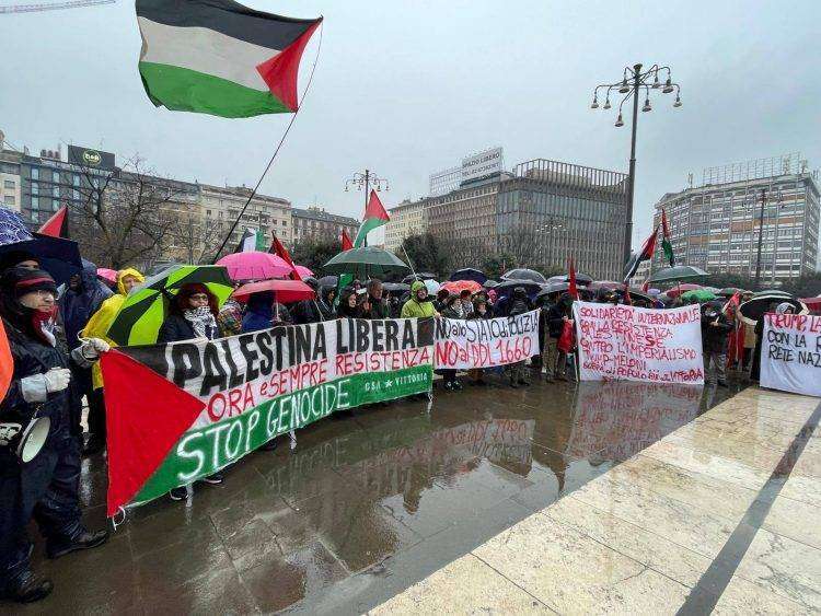Corteo pro Palestina a Milano, è il 70mo dall’inizio del conflitto: “No al piano Trump”