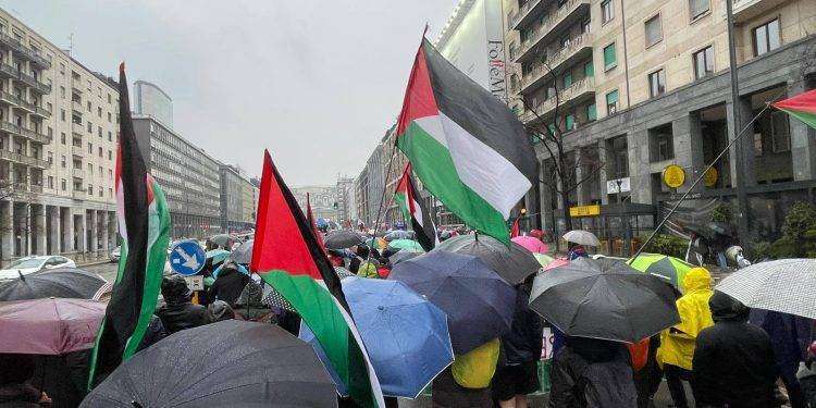 Corteo pro Palestina a Milano, è il 70mo dall’inizio del conflitto: “No al piano Trump”