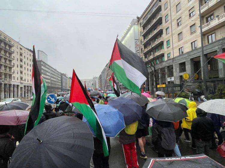Corteo pro Palestina a Milano, è il 70mo dall’inizio del conflitto: “No al piano Trump”