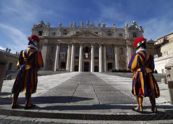 Entra a San Pietro e danneggia sei candelabri, bloccato