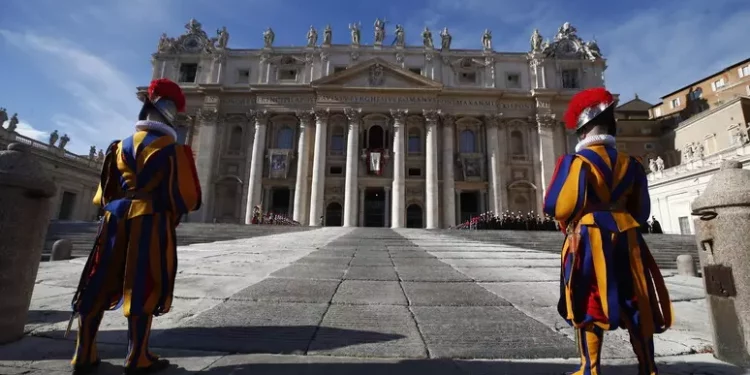 Entra a San Pietro e danneggia sei candelabri, bloccato