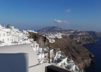 Sciame sismico a Santorini, quasi 9mila persone lasciano isola