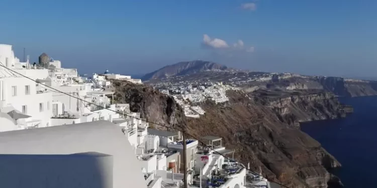 Sciame sismico a Santorini, quasi 9mila persone lasciano isola