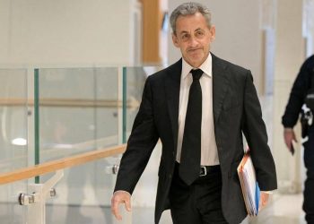 Braccialetto elettronico per Sarkozy, ex presidente sospende attività pubbliche