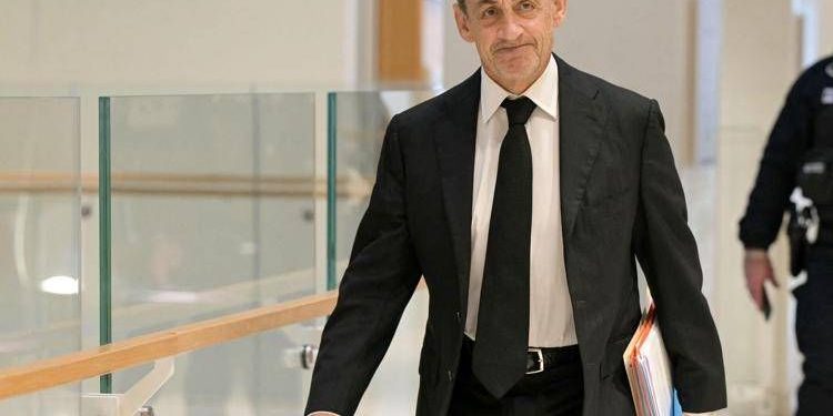 Braccialetto elettronico per Sarkozy, ex presidente sospende attività pubbliche