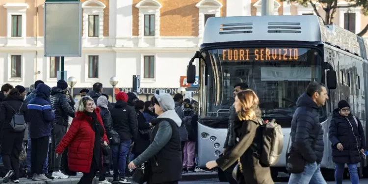 Sciopero di bus e metro, lunedì a rischio disagi