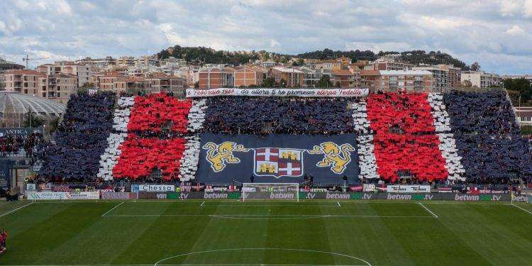 Gli Sconvolts Cagliari festeggiano 38 anni di storia: splendida coreografia in Curva Nord