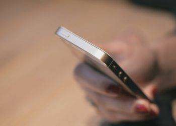 Farsi foto o video porno? È utile a fare soldi: così la pensa il 17% dei giovani