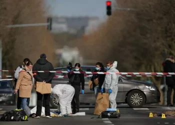 Uomo lancia coltelli contro la polizia a Parigi, ucciso