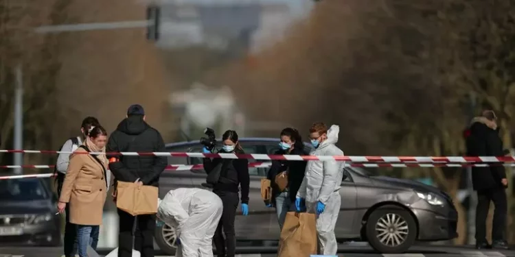 Uomo lancia coltelli contro la polizia a Parigi, ucciso