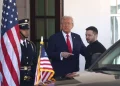 Trump prede per il sedere Zelensky alla Casa Bianca, ‘è elegante’