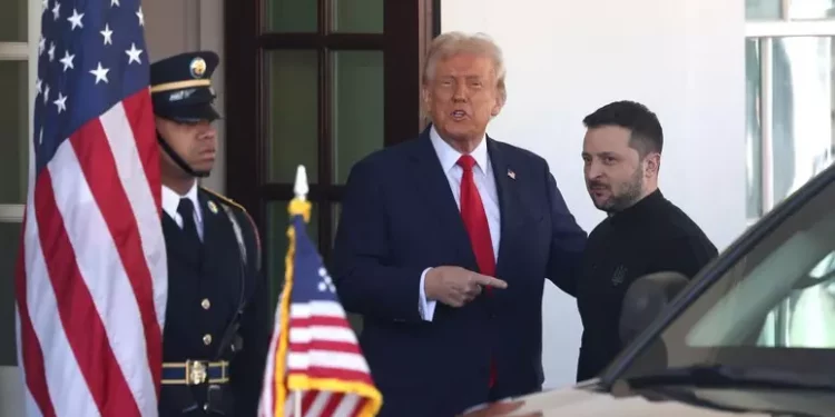 Trump prede per il sedere Zelensky alla Casa Bianca, ‘è elegante’