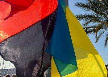 Cagliari, gli ucraini portano in piazza la bandiera nazista