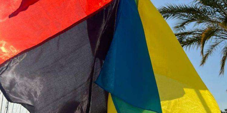 Cagliari, gli ucraini portano in piazza la bandiera nazista