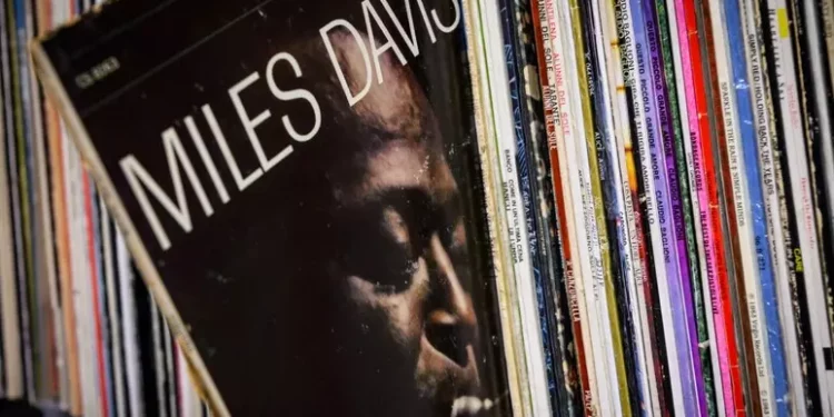 Nasce a Bologna la sala ascolto vinili con 25.000 dischi