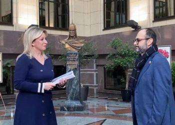 Zakharova riceve firme petizione contro Mattarella e canta ‘Bella Ciao’