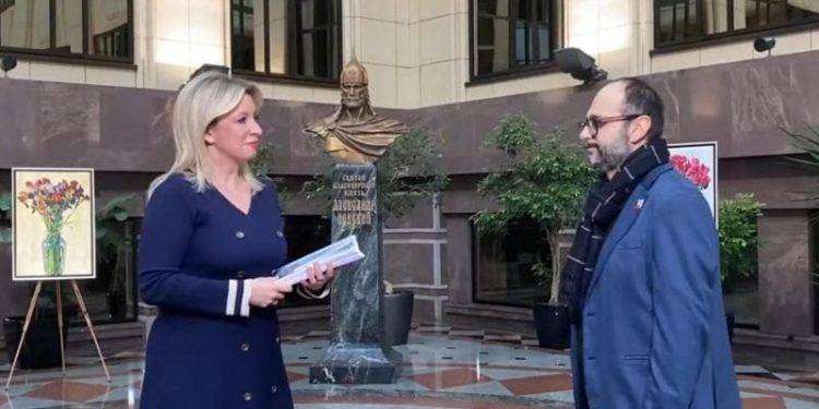 Zakharova riceve firme petizione contro Mattarella e canta ‘Bella Ciao’