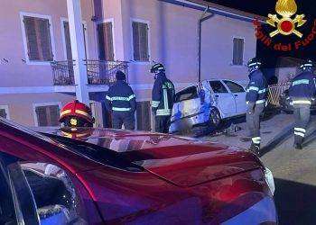 Schianto nella notte a Ozieri: perde il controllo dell’auto e abbatte una ringhiera