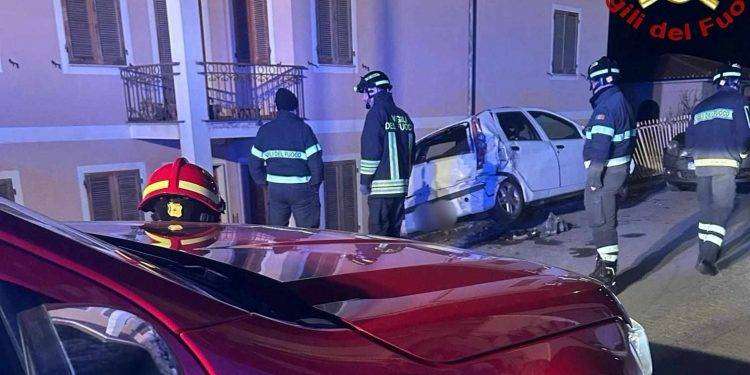 Schianto nella notte a Ozieri: perde il controllo dell’auto e abbatte una ringhiera