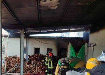 In fiamme azienda vitivinicola, in azione i Vigili del Fuoco