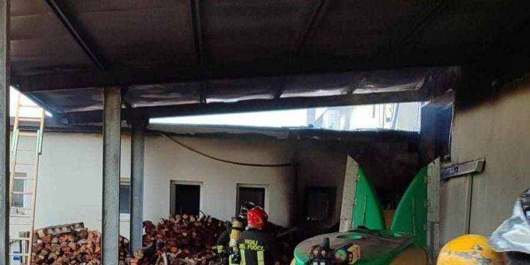 In fiamme azienda vitivinicola, in azione i Vigili del Fuoco