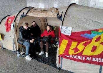 Asl Cagliari, nuova protesta degli oss esclusi dalla stabilizzazione: lavoratori accampati