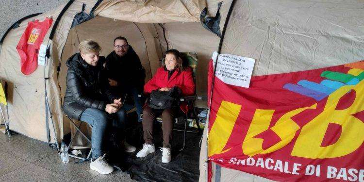 Asl Cagliari, nuova protesta degli oss esclusi dalla stabilizzazione: lavoratori accampati