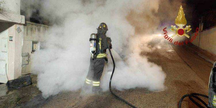 Paura a Pula, auto in fiamme nella notte