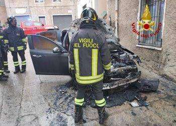 Auto in fiamme nella notte a Bitti