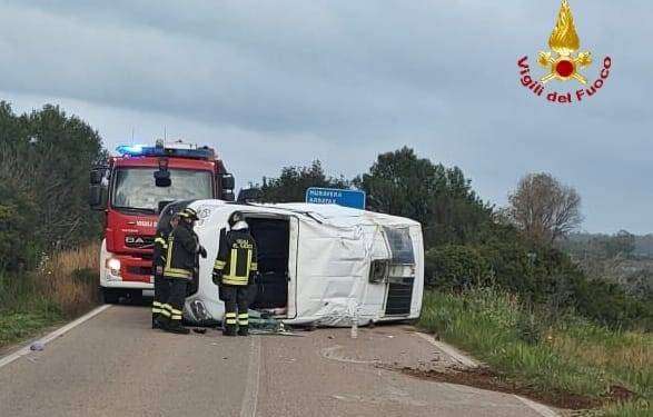 Scontro tra tre auto e un camper: 5 feriti trasportati in ospedale
