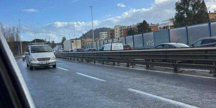 Cagliari, tamponamento sull’Asse Mediano: traffico in tilt