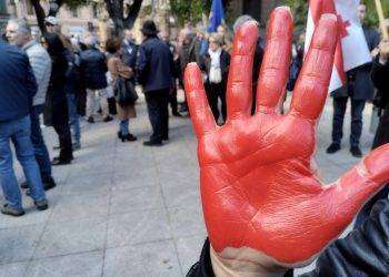 Manifestazione per l’Europa, contestatori con i cartelli “Ripudio la guerra”