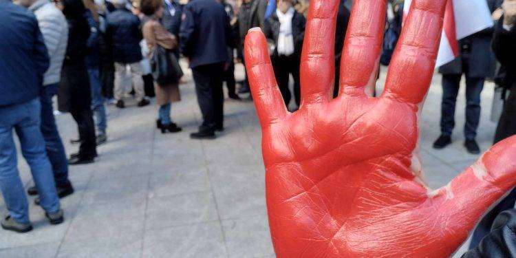 Manifestazione per l’Europa, contestatori con i cartelli “Ripudio la guerra”